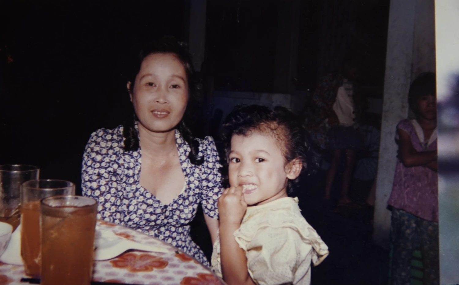 Người đàn ông 73 tuổi tìm mẹ ruột cho con gái nuôi trước khi chết Ảnh kỷ niệm của bà Quyết, vợ ông Toàn và con gái Ngọc Anh