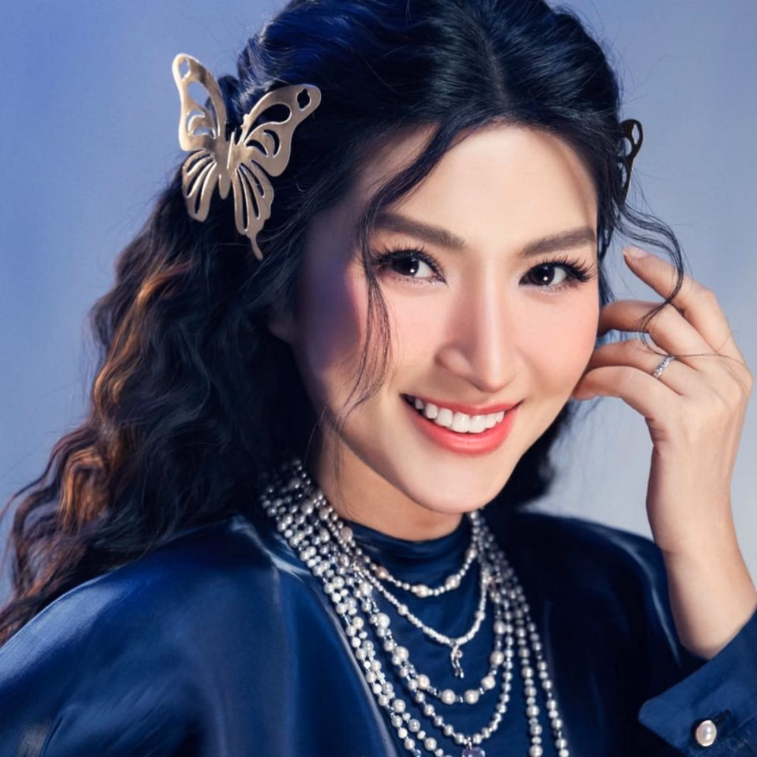 Nguyễn Hồng Nhung hạnh phúc với cuộc sống mới bên chồng doanh nhân Tuy nhiên, Nguyễn Hồng Nhung quan niệm của cải tiền bạc chỉ là vật ngoài thân. Với cô, tài sản lớn nhất là các con nên luôn dành sự quan tâm, yêu thương mỗi ngày.