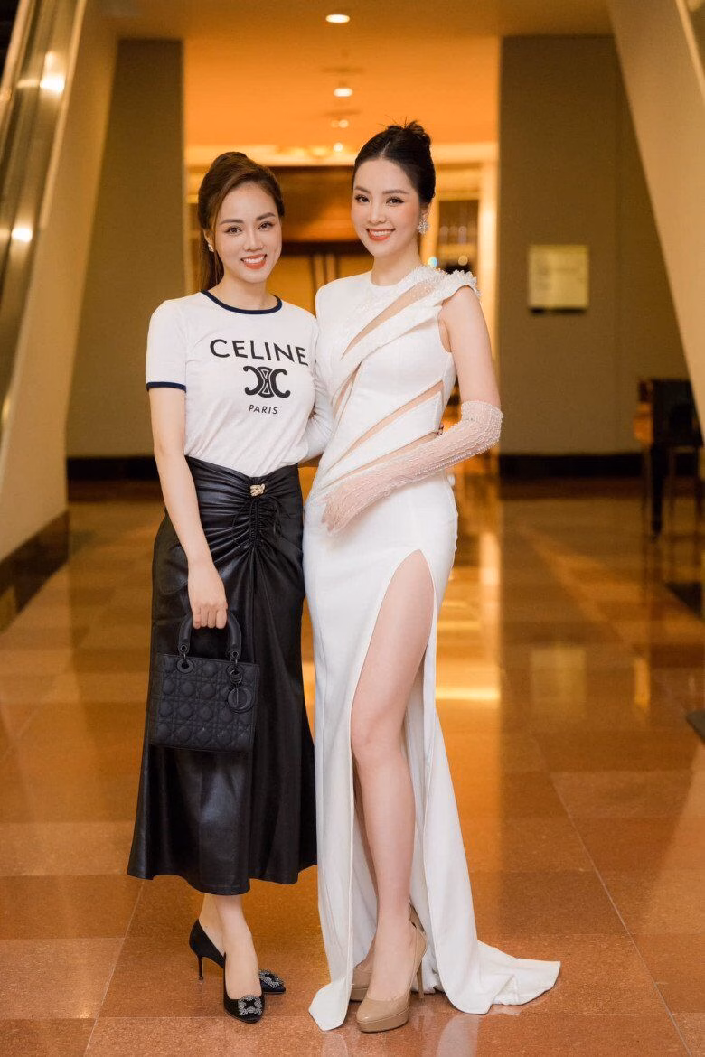 Khi xuất hiện với những bộ trang phục trang nhã, Ngọc Hà lại lựa chọn mẫu túi Lady Dior đắt đỏ để phù hợp với hình ảnh sang chảnh và nền nã.