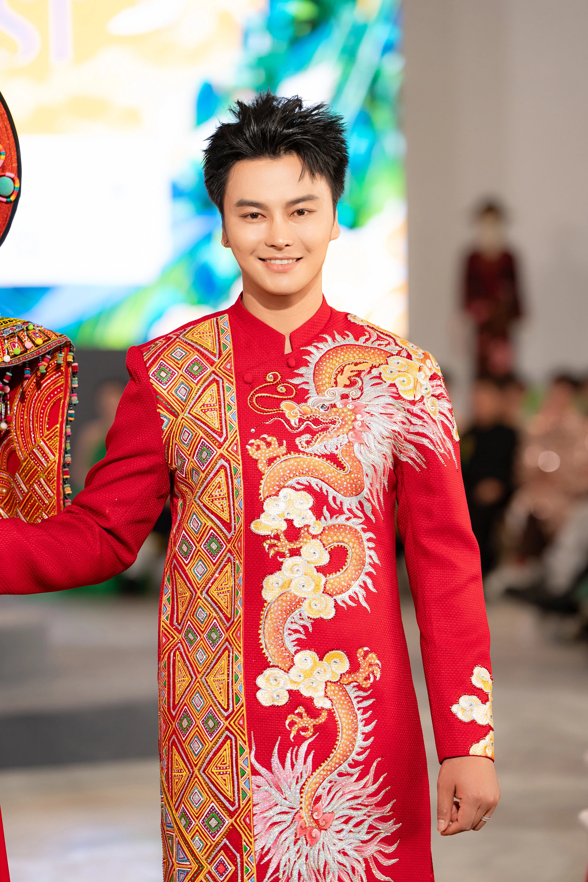 NSND Mỹ Uyên xuất hiện trên thảm đỏ với nhan sắc ở tuổi 50 tại sự kiện áo dài ở TP.HCM Đây là lần hiếm hoi nghệ sĩ cải lương Võ Minh Lâm sải bước trên sàn diễn thời trang. Dù vậy, anh vẫn thể hiện phong thái tự tin và nhận được sự ủng hộ từ mọi người