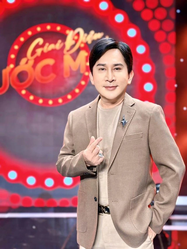 Ngoài cải lương, Kim Tử Long còn đảm nhận vai trò giám khảo chương trình Giai điệu ước mơ