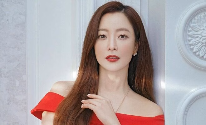Kim Hee Sun đích thực là huyền thoại nhan sắc không tuổi của showbiz Hàn.