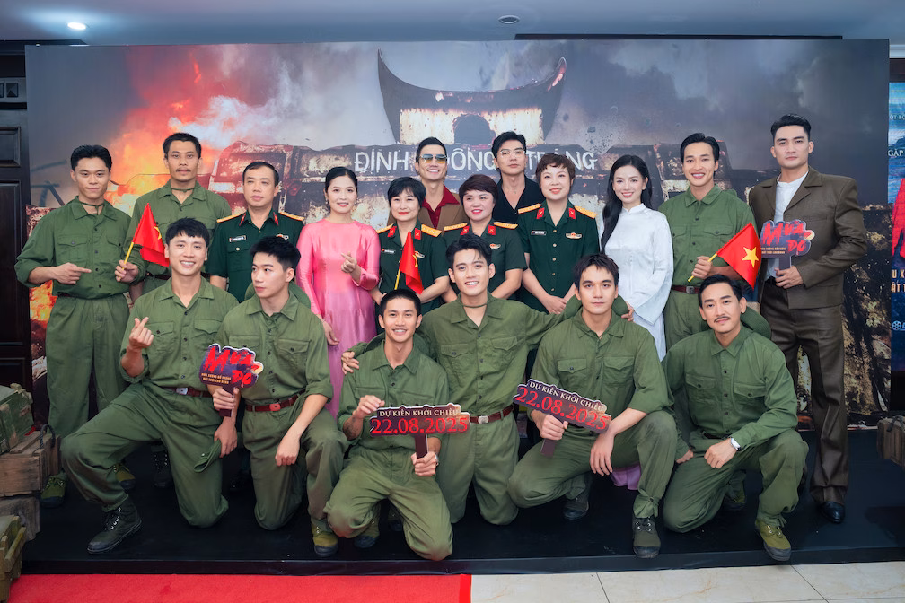 Phim Mưa đỏ tái hiện 81 ngày đêm bảo vệ Quảng Trị qua góc nhìn bi tráng Dàn diễn viên hùng hậu của "Mưa đỏ" cùng đạo diễn Đặng Thái Huyền và lãnh đạo Điện ảnh Quân đội nhân dân tại sự kiện ra mắt phim chiều 23/7.