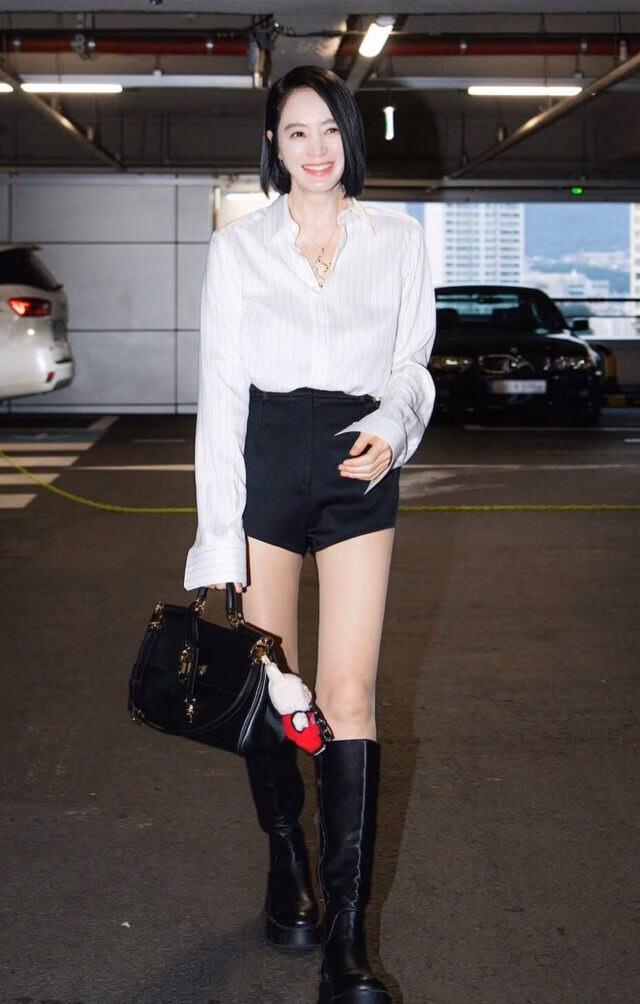 Sao Hàn Kim Hye Soo U50 khoe nhan sắc trẻ trung Kim Hye Soo gây sốt mạng xã hội vì ngoại hình không tuổi.