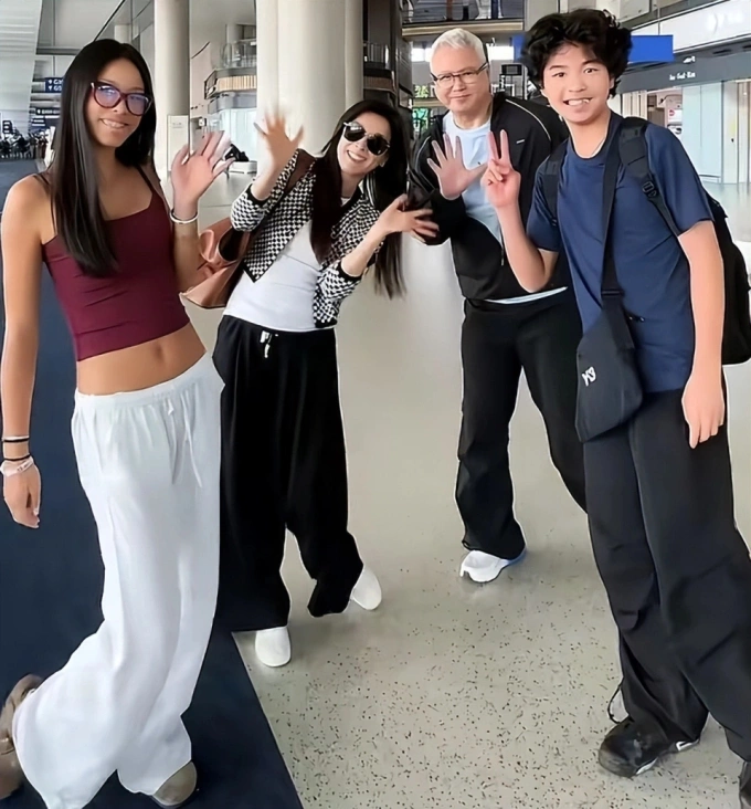 Sao Việt đồng loạt ‘thả rổ’ ảnh du lịch cùng gia đình Gia đình diễn viên Trương Đình - Lâm Triều Dương đi du lịch Nhật Bản. Ảnh: Weibo