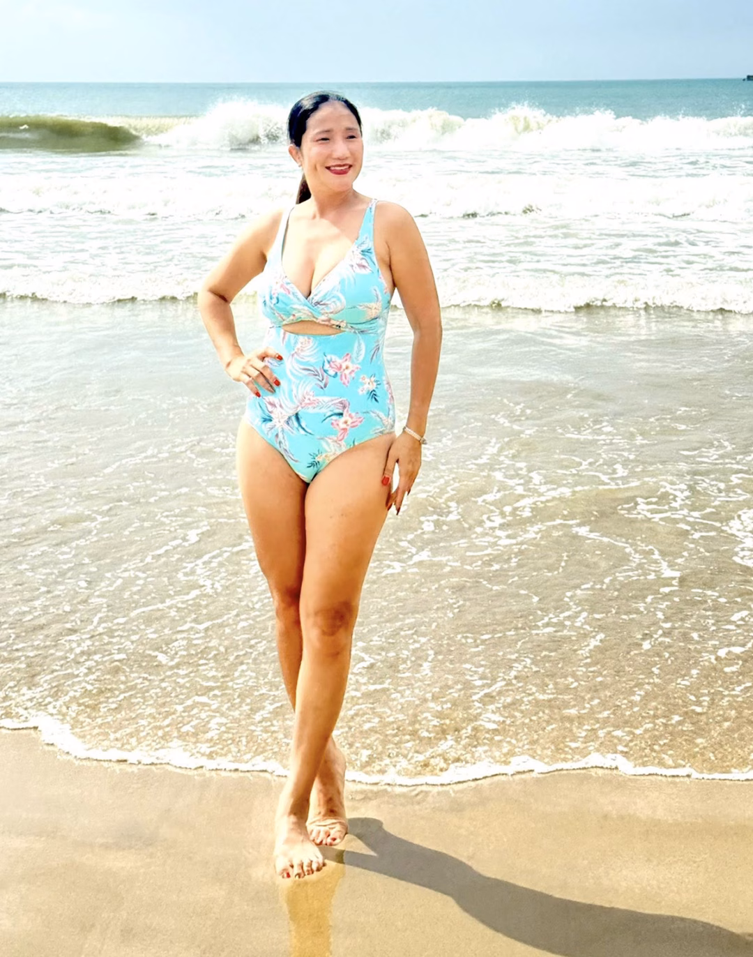 Sao Việt tập thể thao, du lịch nước ngoài MC Cát Tường tự tin diện áo tắm, khoe body tuổi trung niên trên bãi biển.