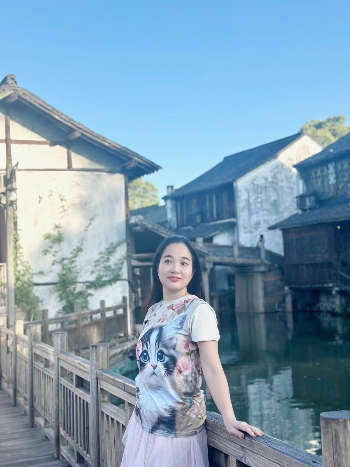 Sao Việt U40 độc thân: Người sang tận Mỹ định cư, người cố bán hàng online MC Hồng Phượng ngắm cảnh ở Ô Trấn, Trung Quốc.