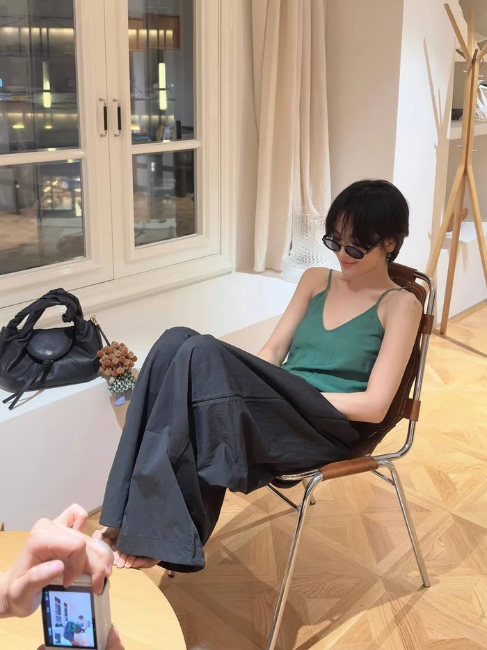 Song Hye Kyo U40 vẫn đẹp như hoa, khiến dân tình tấm tắc khen ngợi nhờ 1 điểm quan trọng Song Hye Kyo hào hứng khoe hậu trường "sống ảo". Ảnh: IGNV