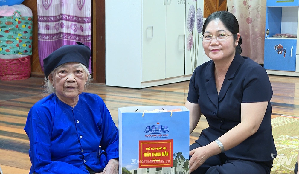Thái Nguyên tri ân người có công với cách mạng trong ngày kỷ niệm 78 năm Ngày Thương binh – Liệt sĩ Đồng chí Hoàng Thu Trang thăm, tặng quà bà Hoàng Thị Mỳ, thôn Rầy Ỏi, xã Côn Minh, là vợ Liệt sĩ Hoàng Đình Tòn.