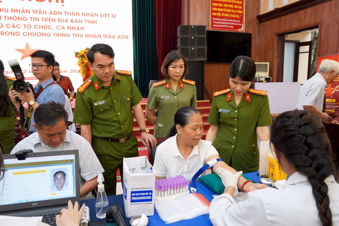 Công an địa phương cùng đơn vị xét nghiệm triển khai thu mẫu thân nhân liệt sĩ Nguồn: Bộ Công an.