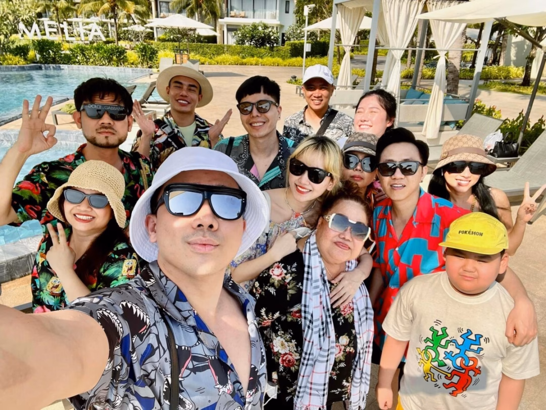 Để có những khung hình chất lượng thế này mỗi khi đi du lịch hay gặp gỡ nhau, Trấn Thành đã đưa ra quy tắc ai diện sai trang phục nhóm sẽ bị phạt 10 triệu