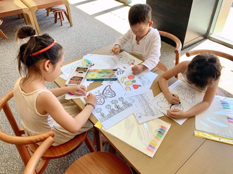 Vợ chồng sao Việt tự hào khoe tài năng hội họa của con Các con nhà nam đạo diễn đều mê vẽ, dù đi du lịch vẫn thích ngồi vẽ.