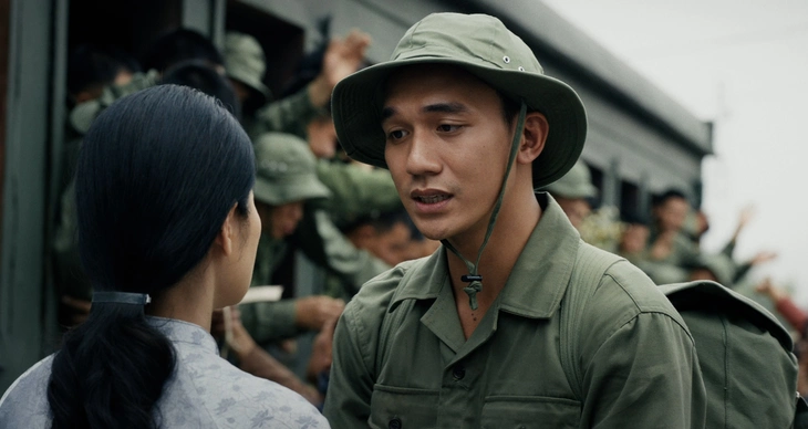 Còn gì đẹp hơn – OST Mưa Đỏ: Bản nhạc phim lay động lòng người của thế hệ Gen Z Cảnh người lính Cường (Đỗ Nhật Hoàng) từ biệt mẹ để lên đường ra trận - Ảnh: ĐPCC
