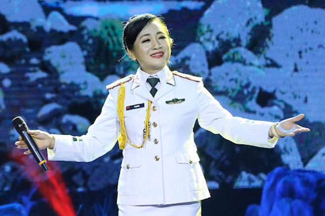 NSND Vi Hoa: Bí quyết hạnh phúc và thành công ở tuổi 60 Dù nghỉ hưu từ 2021, âm nhạc vẫn chảy trong máu Vi Hoa.