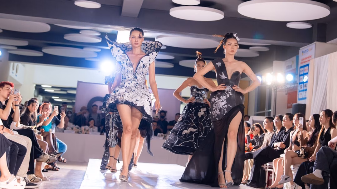 Sinh viên thiết kế thời trang “cuồng” thời trang sự kiện, tái tạo vẻ bóng ấp dưới mưa và trên đường đua
# nhiệm vụ