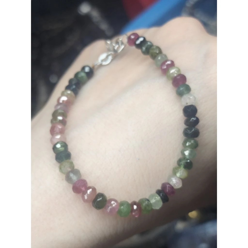 Vòng Tay Đá Tourmaline – Làm Thế Nào Để Phân Biệt Đá Tự Nhiên Và Đá Giả?