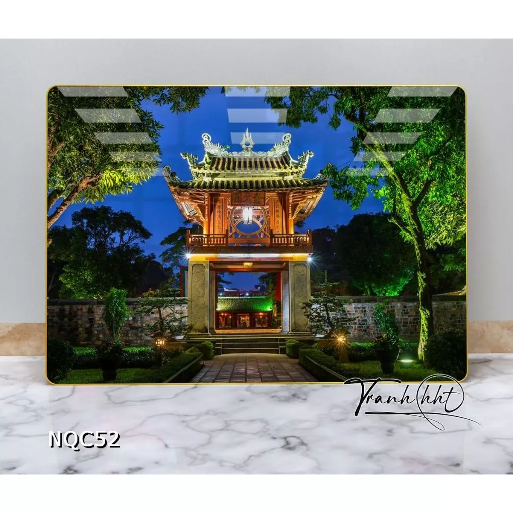 Làm thế nào để treo tranh gương văn miếu quốc tử giám lên tường mà không làm mất độ thẩm mỹ của căn phòng?