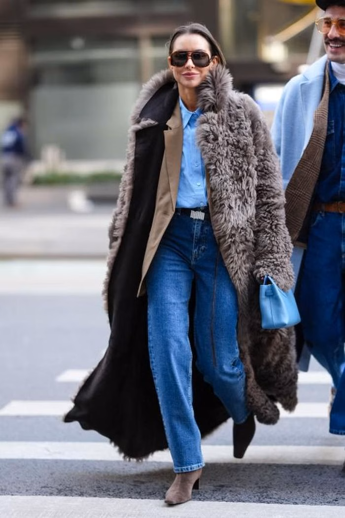 &Aacute;o kho&aacute;c d&agrave;i chạm đất phối quần jeans &ocirc;m