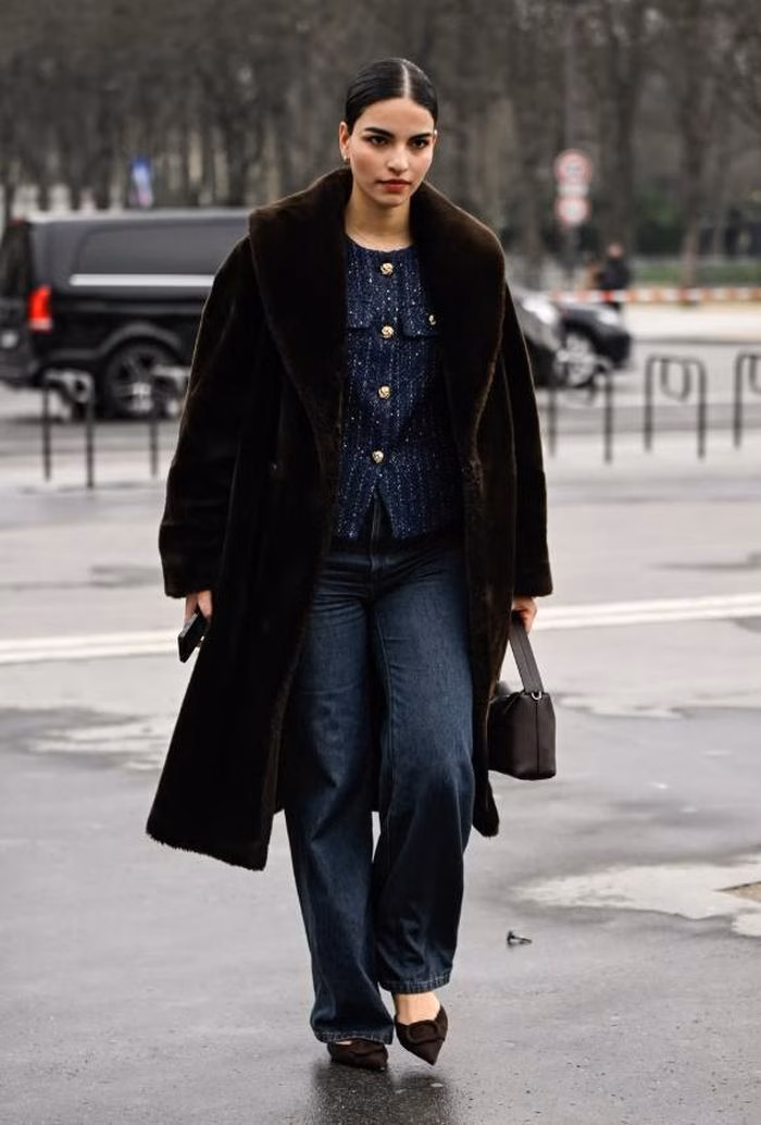 &Aacute;o kho&aacute;c l&ocirc;ng giả mượt v&agrave; denim indigo