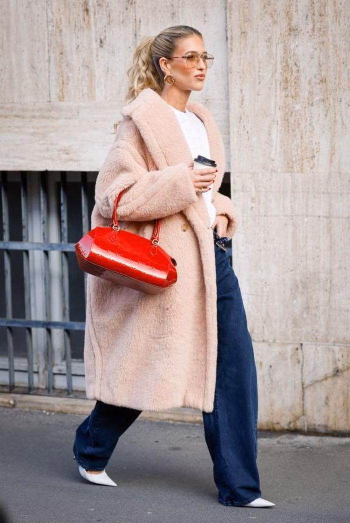 &Aacute;o kho&aacute;c teddy v&agrave; quần jeans ống th&ugrave;ng