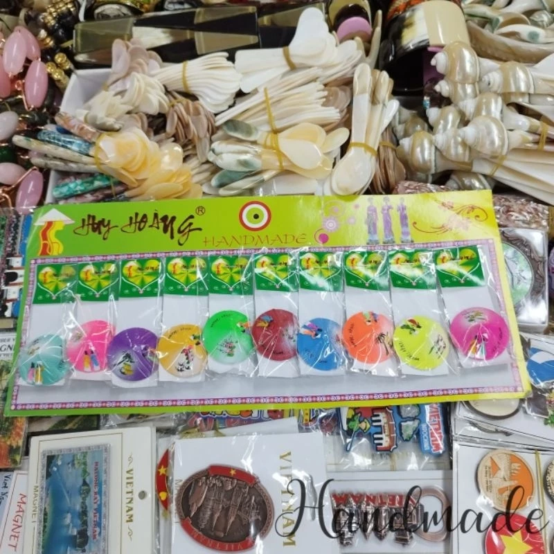 Làm thế nào để móc khóa sứ hình nón lá trở thành món quà ý nghĩa mà không chỉ là vật trang trí?