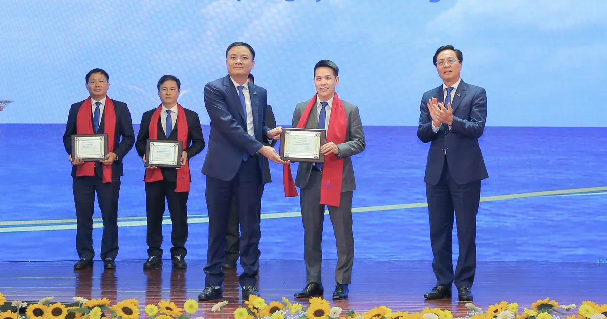 Tổng Giám đốc PV GAS nhận vinh danh của Petrovietnam Tổng Giám đốc PV GAS nhận vinh danh của Petrovietnam cho đơn vị điển hình xuất sắc của Tập đoàn