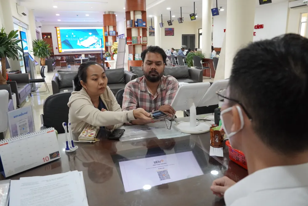 Người dân thực hiện thanh toán không tiền mặt Người dân thực hiện thanh toán không tiền mặt