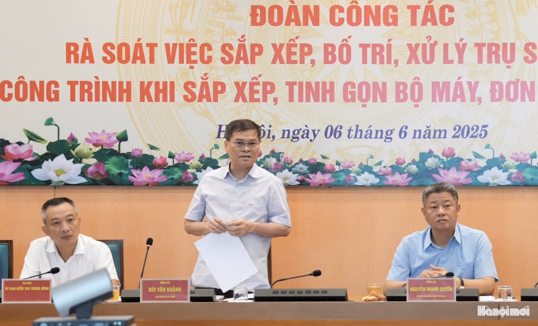 Thứ trưởng Bộ Tài chính Bùi Văn Khắng Thứ trưởng Bộ Tài chính Bùi Văn Khắng phát biểu tại buổi làm việc