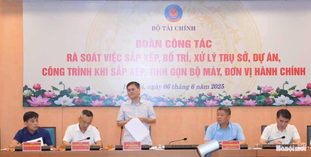 Thứ trưởng Bộ Tài chính Bùi Văn Khắng dẫn đầu Đoàn công tác Trung ương Thứ trưởng Bộ Tài chính Bùi Văn Khắng dẫn đầu Đoàn công tác Trung ương làm việc với UBND thành phố Hà Nội