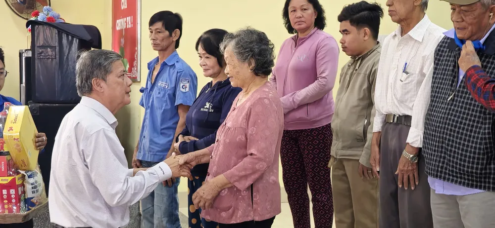 Ông Nguyễn Văn Đua thăm hỏi, động viên người dân xã Quới Sơn