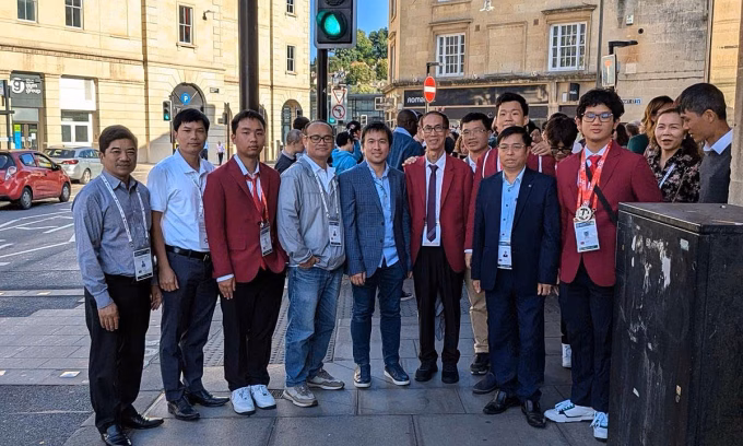 Anh Thắng và đội tuyển IMO Việt Nam năm 2024 Anh Thắng và đội tuyển IMO Việt Nam năm 2024