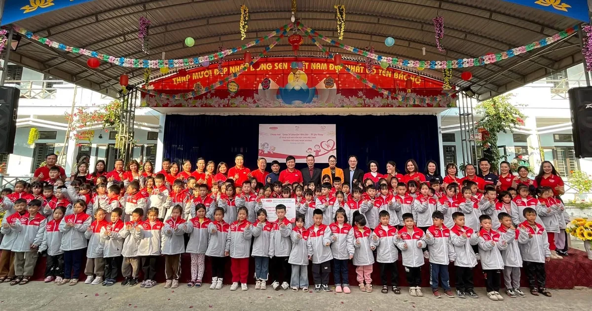 Dai-ichi Life Việt Nam tặng quà cho học sinh Dai-ichi Life Việt Nam đến thăm và tặng quà cho học sinh Trường Tiểu học Ngọc Đường