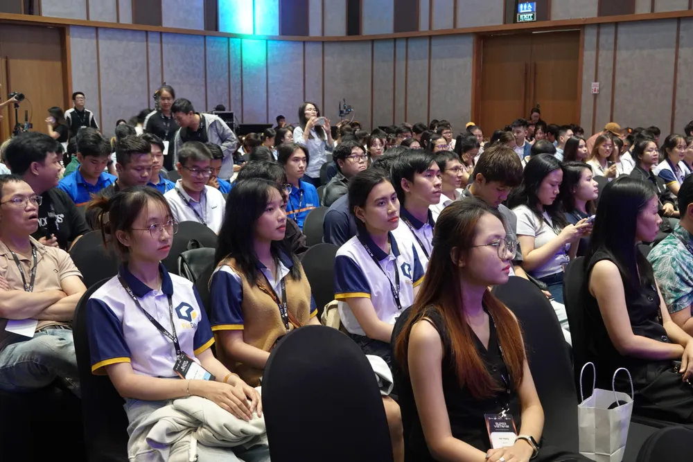 Tham gia sự kiện Nhiều bạn trẻ tham gia sự kiện
