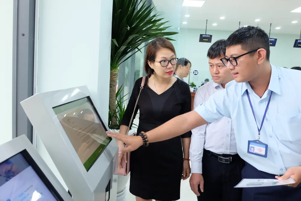 Công chức TP Thủ Đức hướng dẫn người dân Công chức TP Thủ Đức hướng dẫn người dân