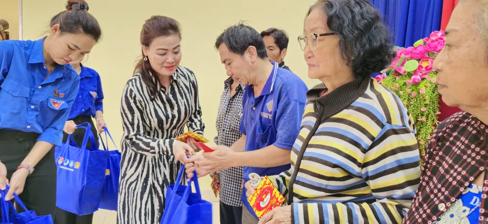 Bà Huỳnh Lan Phương, Phó Tổng Giám đốc Công ty VWS tặng quà cho bà con xã Quới Sơn