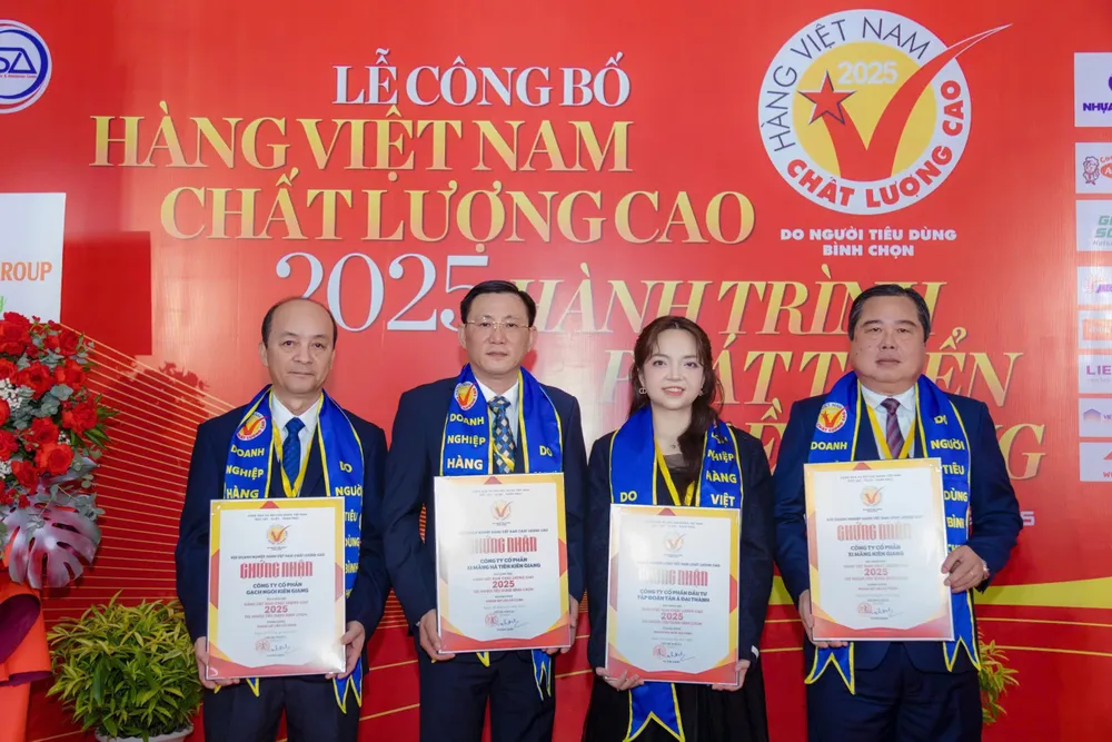 Đại diện của Tập đoàn Tân Á Đại Thành và HUD Kiên Giang nhận chứng nhận Hàng Việt Nam chất lượng cao 2025 Đại diện của Tập đoàn Tân Á Đại Thành và HUD Kiên Giang nhận chứng nhận Hàng Việt Nam chất lượng cao 2025