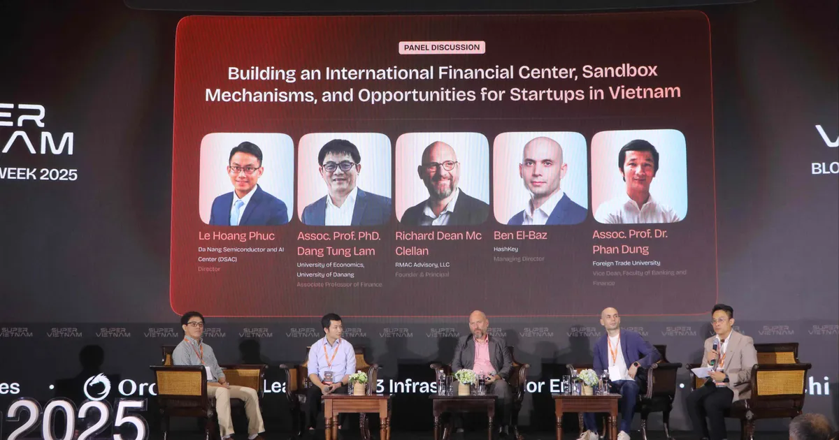 Thảo luận tại Super Vietnam 2025 Các diễn giả thảo luận với chủ đề Xây dựng Trung tâm tài chính quốc tế, cơ chế sandbox và cơ hội cho khởi nghiệp tại Việt Nam