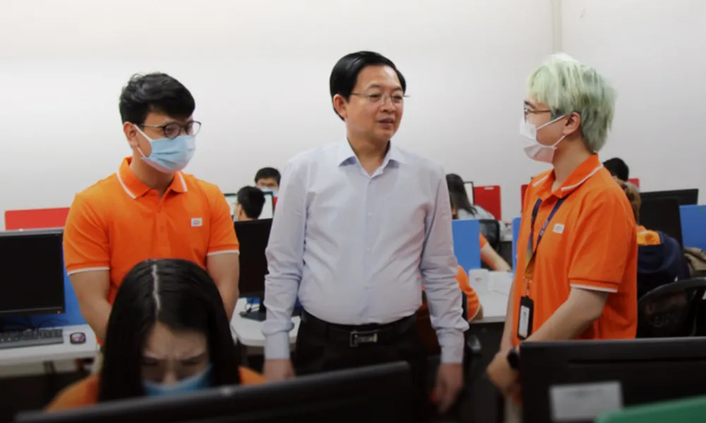 Bí thư Tỉnh ủy Bình Định Hồ Quốc Dũng thăm hỏi các nhân sự làm việc tại FPT Quy Nhơn