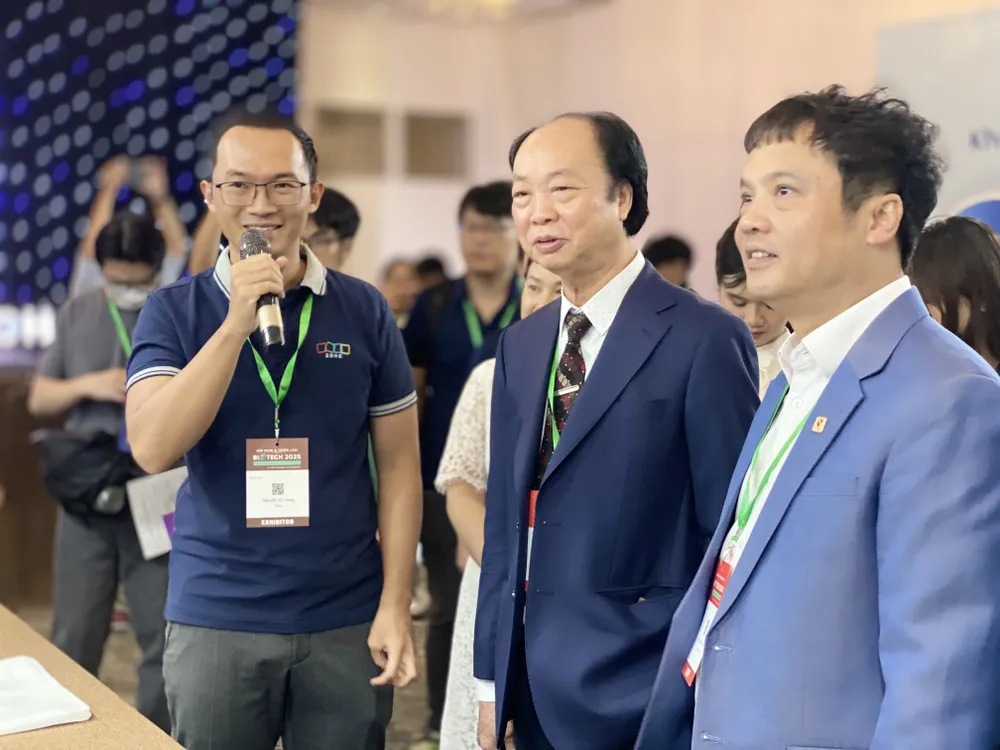 Khách tham quan triển lãm Biztech Vietnam2025 Khách tham quan các gian hàng sản phẩm công nghệ ứng dụng AI tại Biztech Vietnam2025