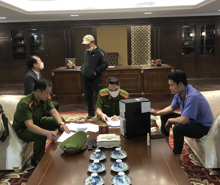 Quá Trình Điều Tra và Phê Chuẩn