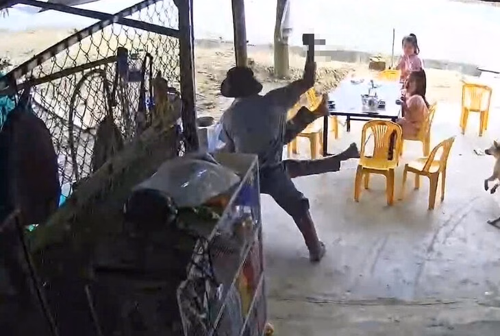 Chủ quán nước mía bị người lạ đâm nhiều vết vào người Kinh hoàng, chủ quán nước mía đang nằm võng thì bị đâm tới tấp - Ảnh 2.