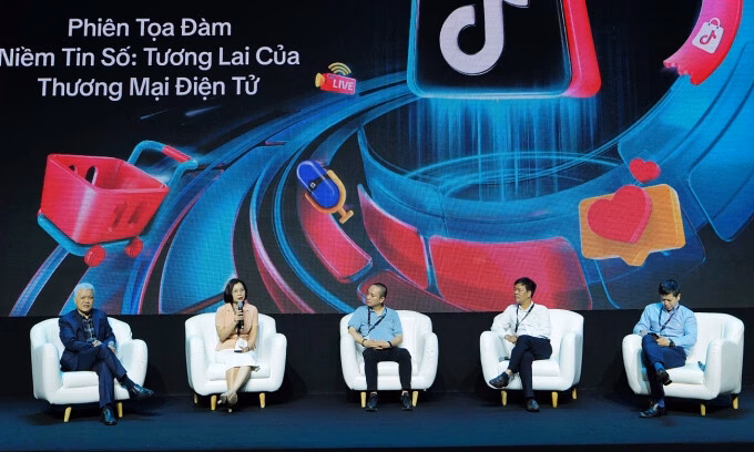 Đề xuất hỗ trợ 3.300 xã bán nông sản online Ông Phạm Văn Thịnh (thứ 3 phải sang) tham gia phiên livestream hôm 29/6. Ảnh: Nhân vật cung cấp