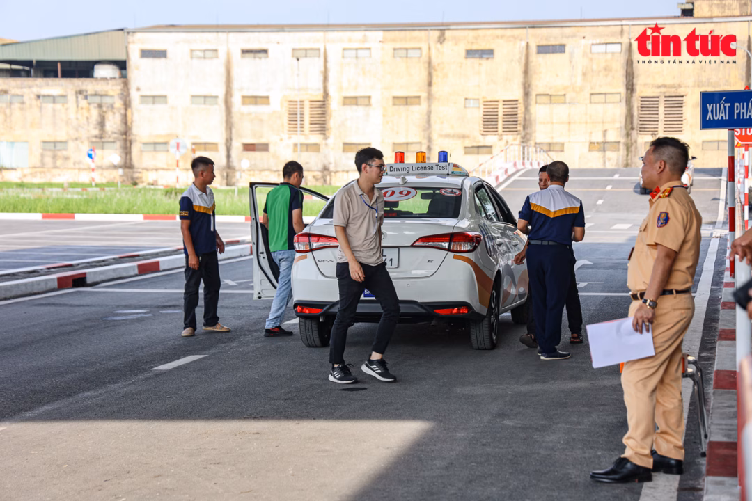 Hà Nội tăng cường sát hạch cấp giấy phép lái xe, yêu cầu hoàn thành trước 30/7 Không khí tại khu vực đăng ký sát hạch lái xe vắng vẻ hơn so với cùng kỳ mọi năm.