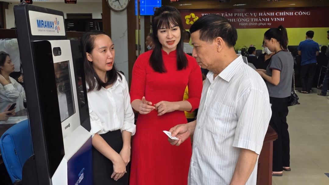 Nghệ An đổi mới cấp xã, nâng cao phục vụ người dân Ông Phạm Đình Lan được cán bộ hướng dẫn làm thủ tục. Ảnh: Bá Thăng.