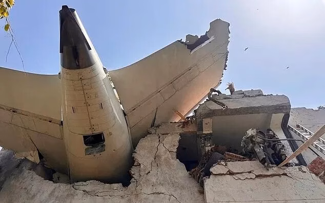Sức khỏe tâm lý phi công: Vấn đề lớn trong ngành hàng không? Mảnh vỡ cánh phụ của máy bay MH370 được tìm thấy tại đảo Reunion năm 2015. (Ảnh: AP)