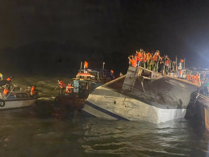Tàu du lịch lật trên vịnh Hạ Long: 8 người đang điều trị, tỉnh Quảng Ninh gấp rút tìm kiếm cứu hộ Dự báo bão có khả năng ảnh hưởng đến Quảng Ninh, việc tìm kiếm cứu nạn cần phải được triển khai nhanh chóng ngay trong đêm nay.