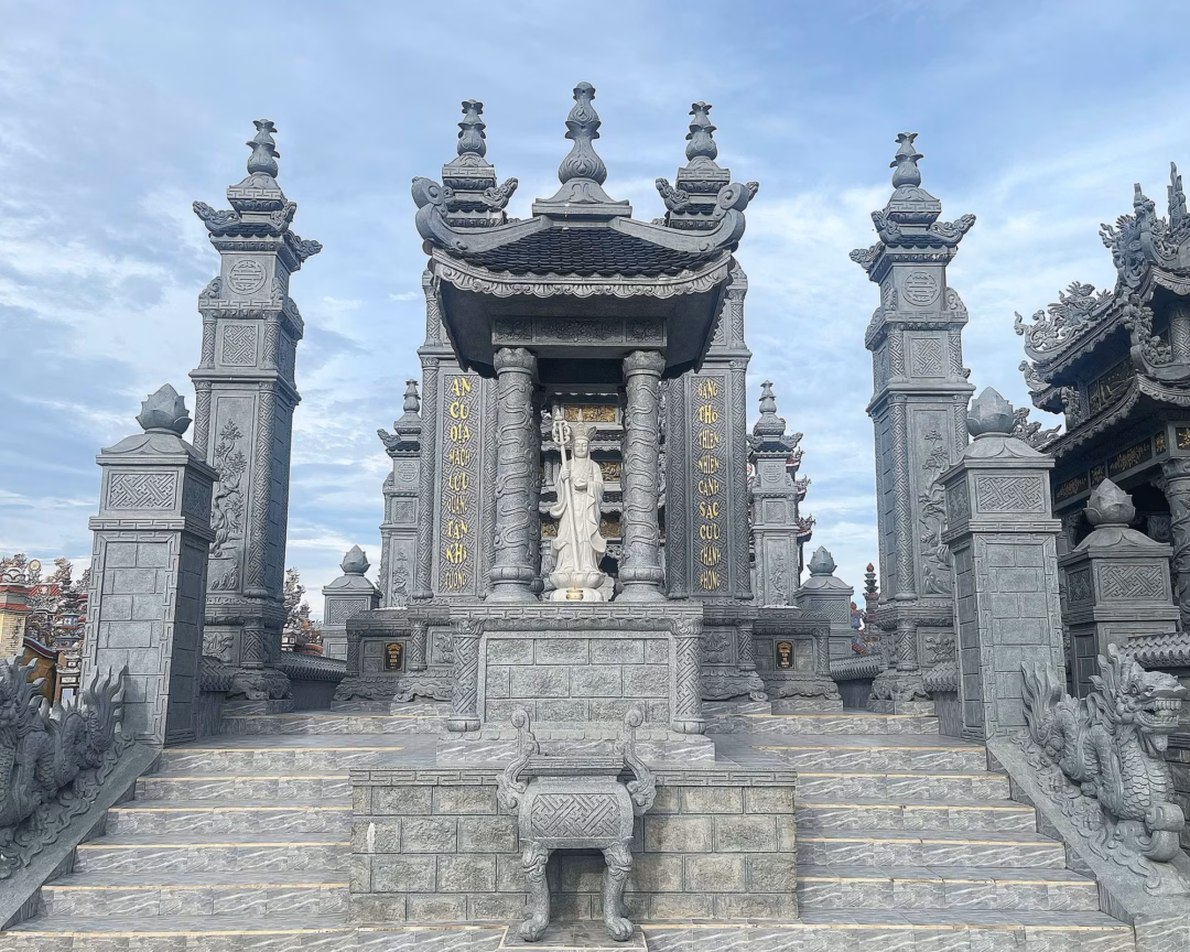 Thành phố lăng mộ ở Huế: Hội tụ cái độc đáo và cổ kính Bên ngoài của một ngôi mộ thiết trí bằng xi măng, không khảm sành sứ.