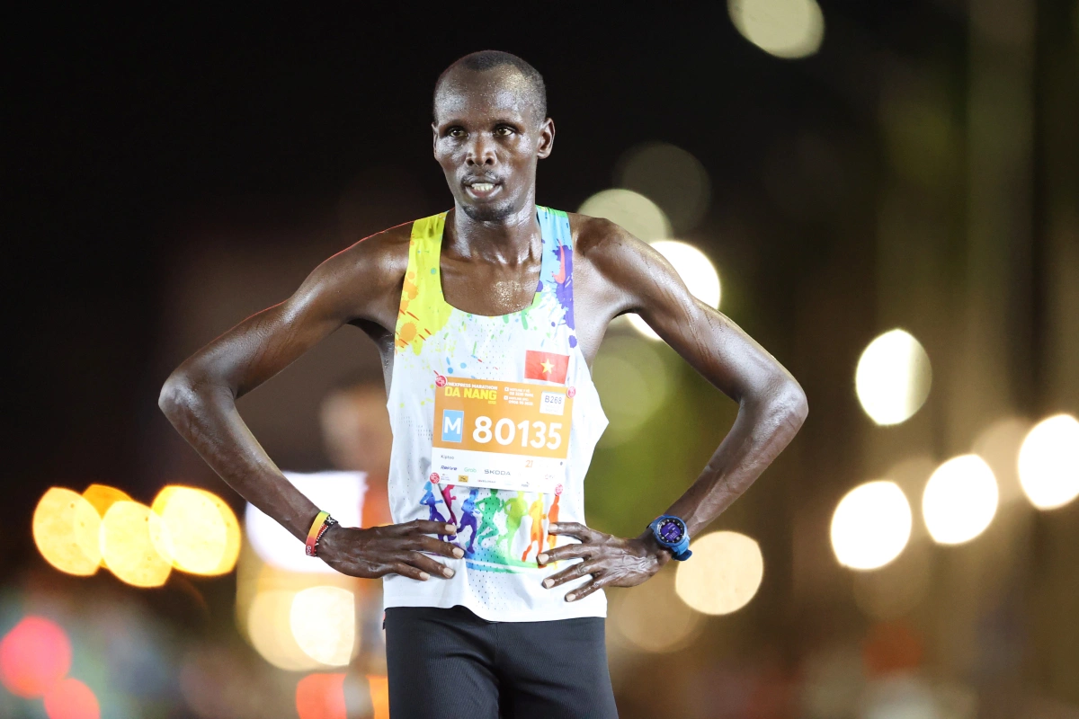 VĐV Huỳnh Anh Khôi vô địch VnExpress Marathon Đà Nẵng cự ly 42km Kiptoo dường như không đạt trạng thái sung mãn sau thời gian dài liên tục thi đấu. Anh vừa dồn sức cho một giải marathon cuối tuần trước nên chỉ chạy 21km khi đến Đà Nẵng.