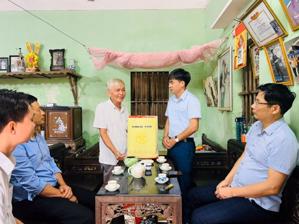 Đồng chí Lê Đức Phóng, Phó Bí thư Đảng ủy, Chủ tịch UBND xã Dương Hòa dẫn đầu đoàn công tác thăm, tặng quà gia đình chính sách tại địa bàn xã.
