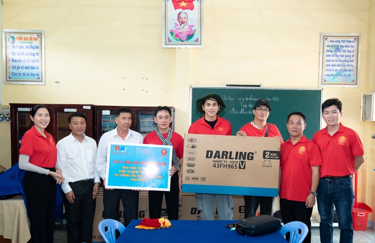 Trao tặng tivi phục vụ công tác giảng dạy - Ảnh: MICHAEL NEO